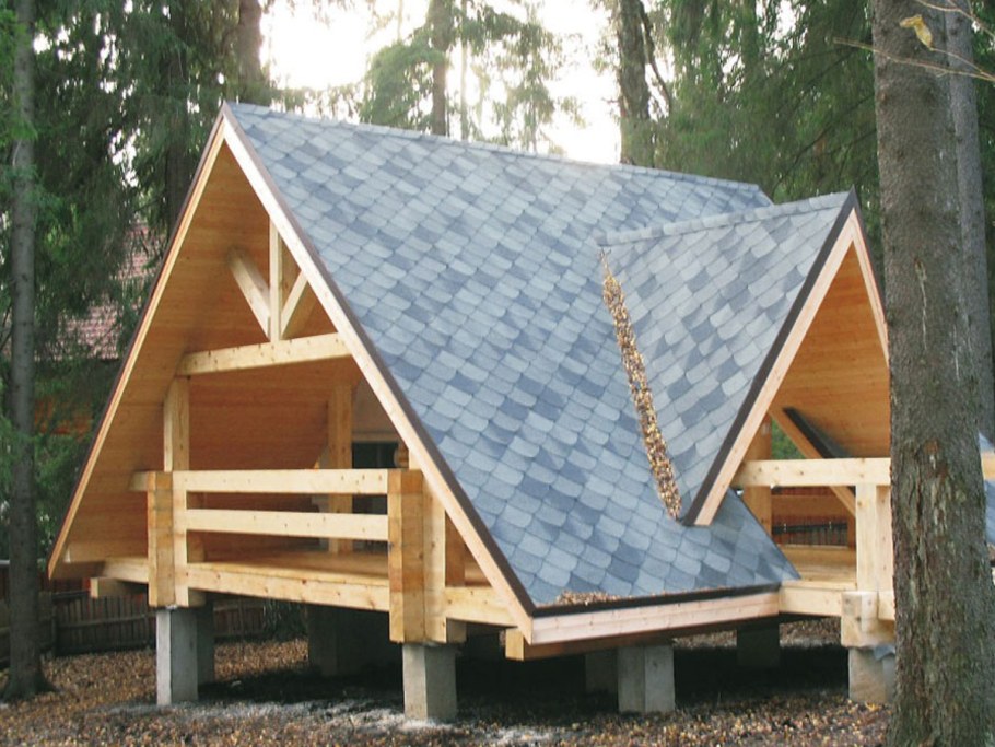 Беседка с треугольной крышей