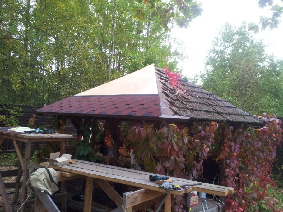 Беседка с мягкой кровлей