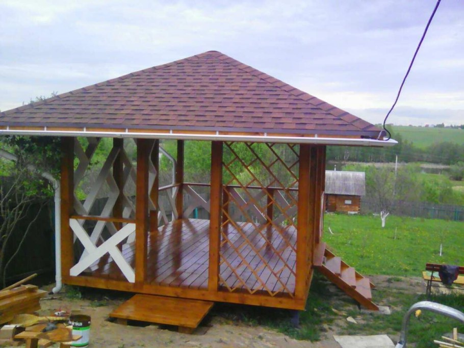 Беседка с мягкой кровлей