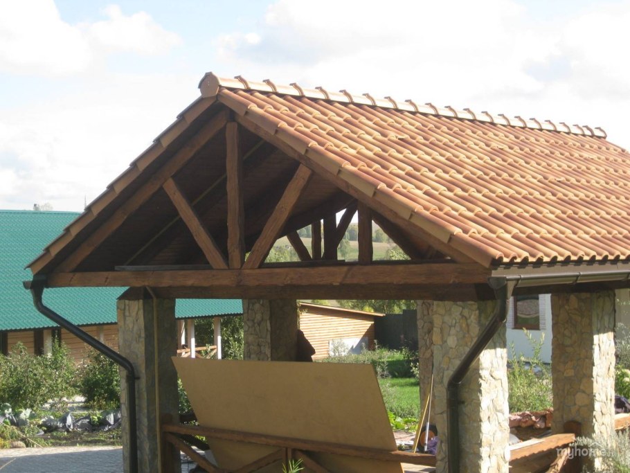 Навес деревянный с металлочерепицей