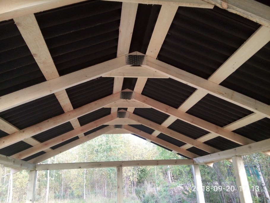 Беседка с двускатной крышей