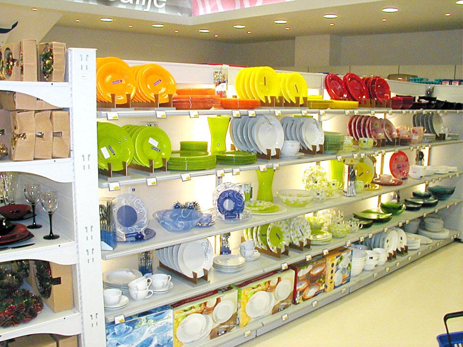 Выкладка посуды в магазине
