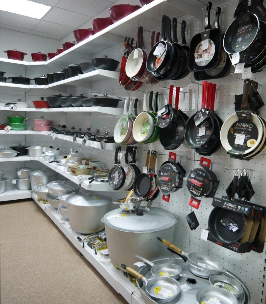 Выкладка посуды в магазине