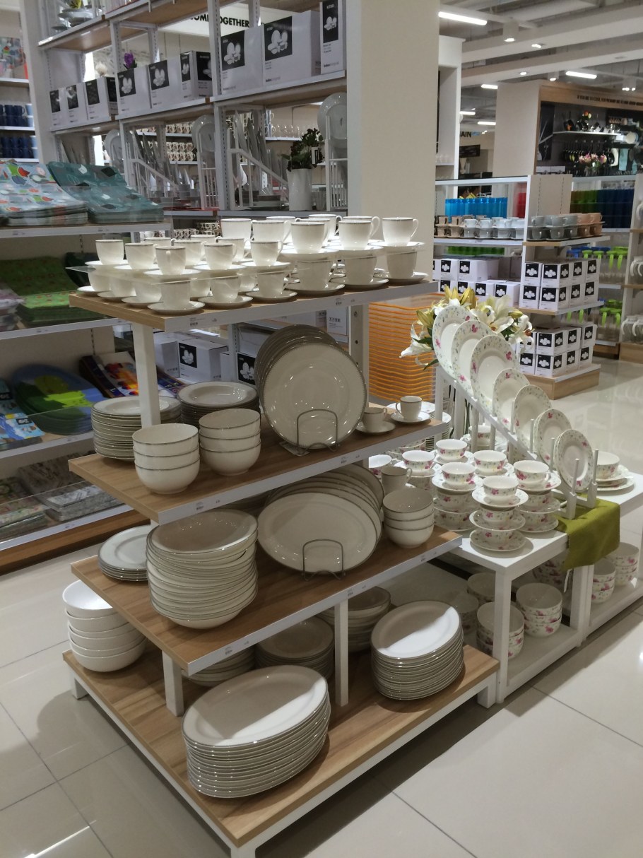 Витрина магазина посуды