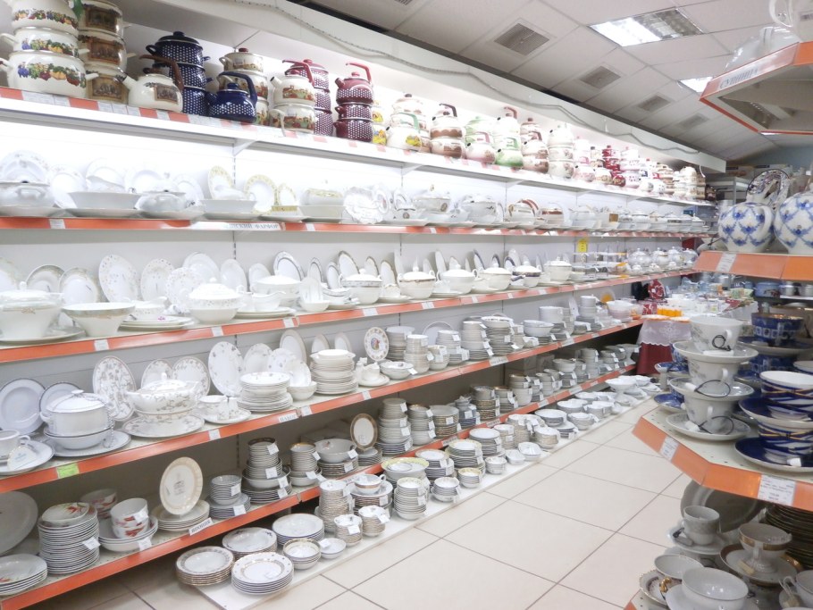 Ассортимент посуды в магазине