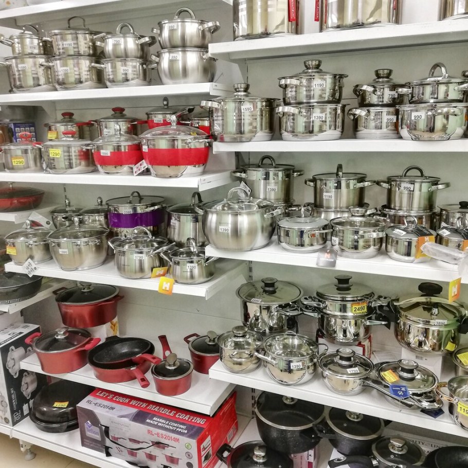 Выкладка металлической посуды