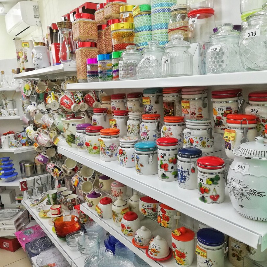 Ассортимент посуды в магазине