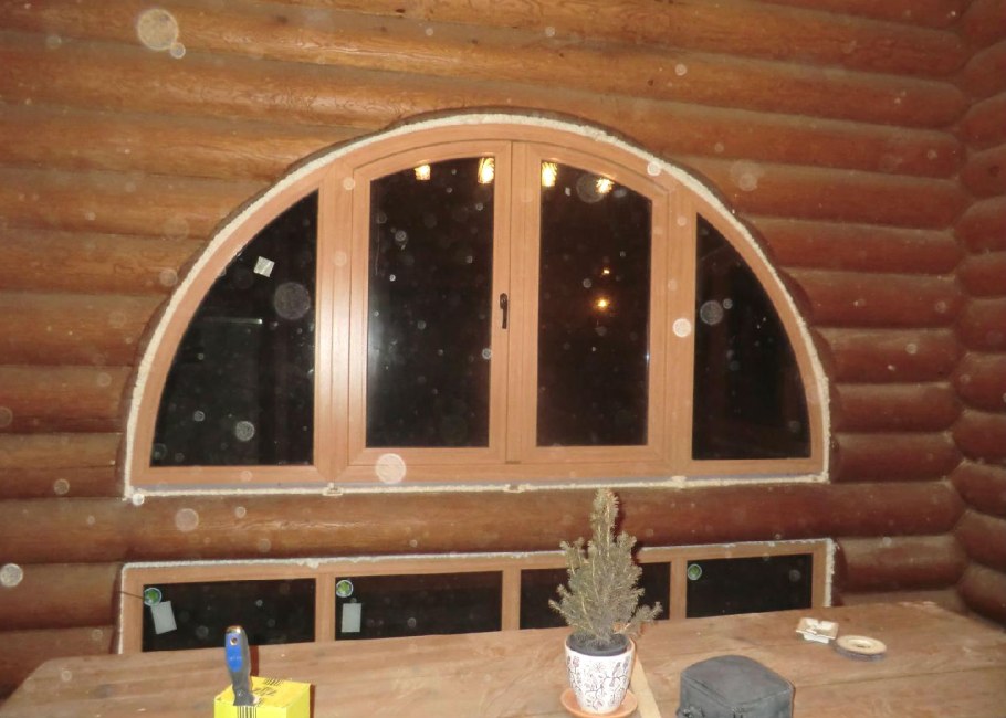 Окно полукруглое деревянное