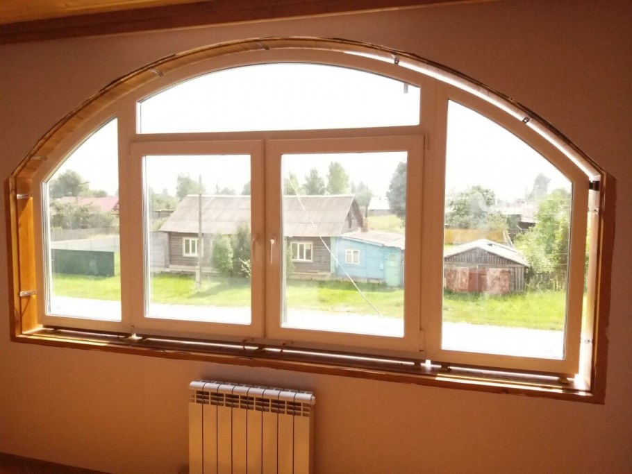 Полукруглые окна в доме