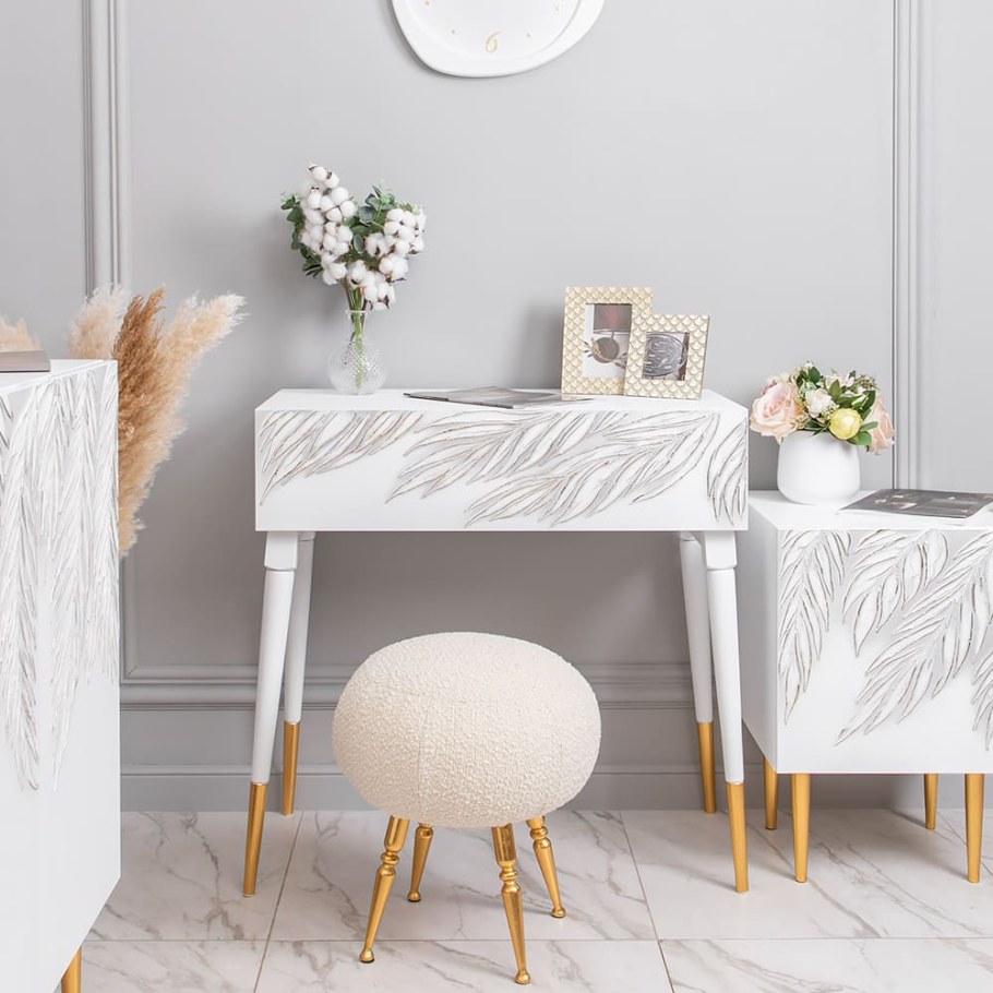 Интерьер пристенный столик