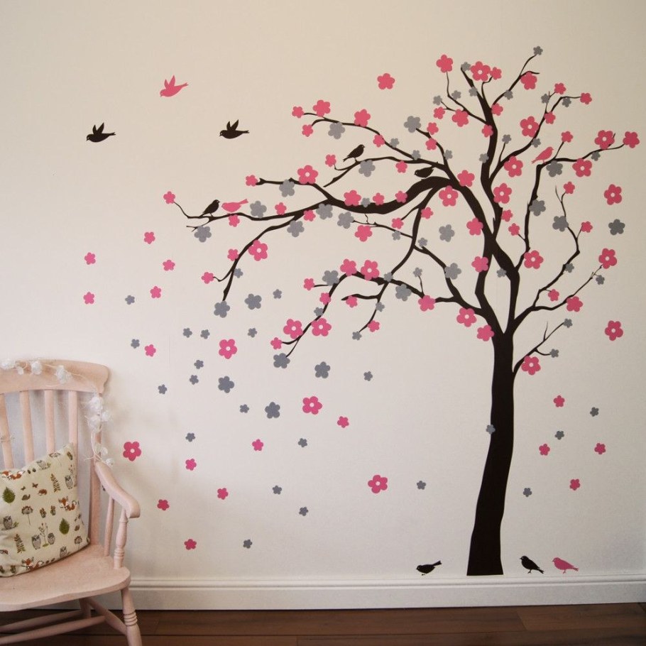 Красивое дерево на стене