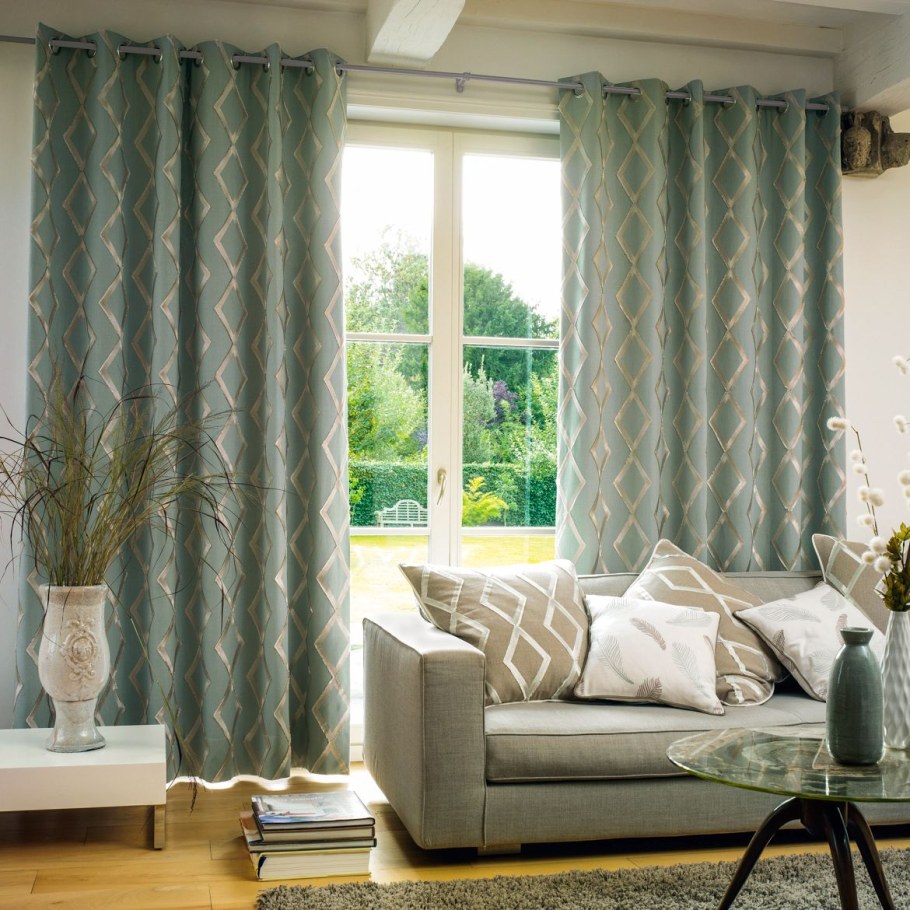 Шторы геометрия в интерьере гостиной