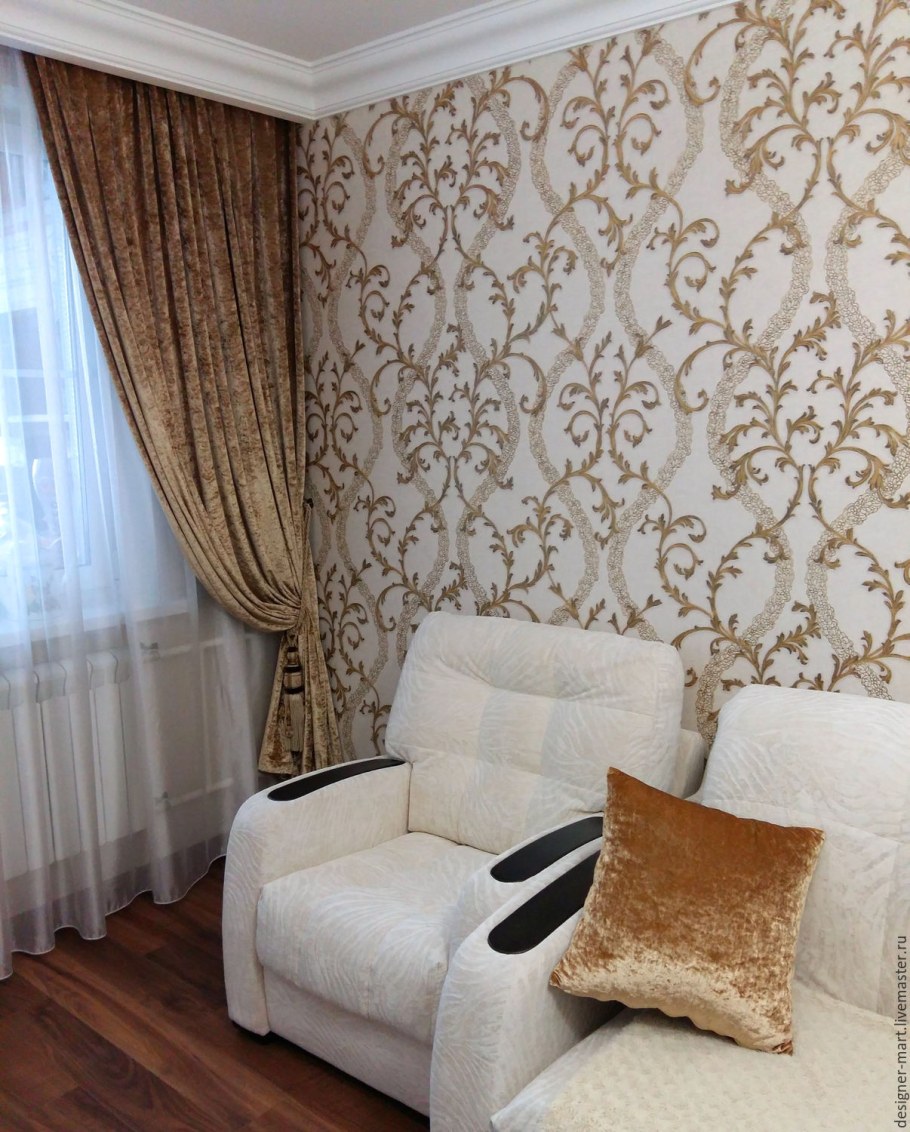 Портьеры для гостиной с вензелями в интерьере