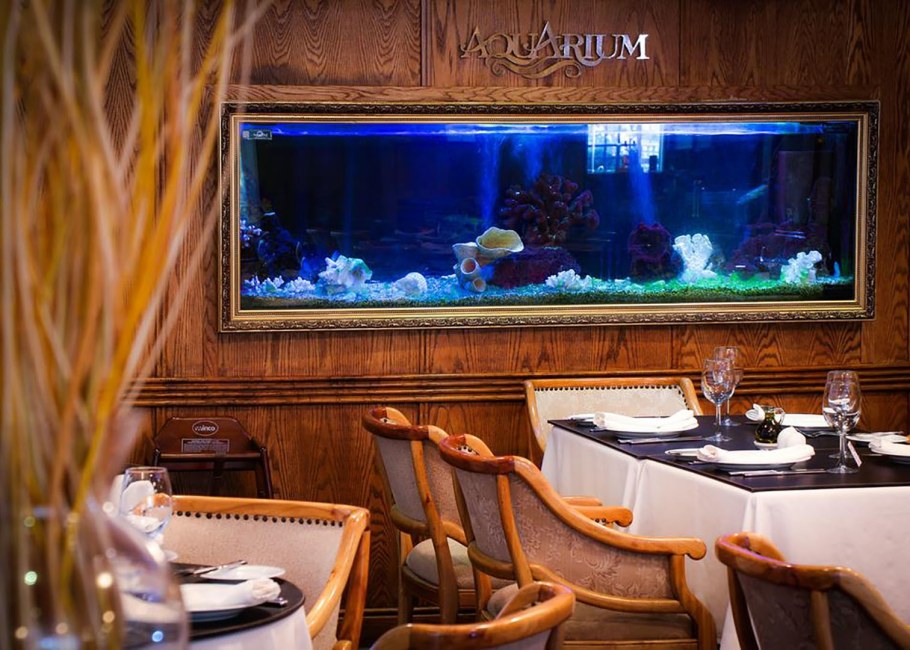 Аквариум в интерьере ресторана