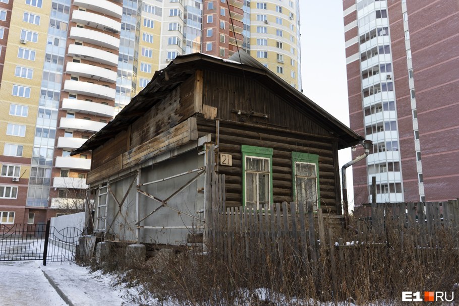 Деревянный дом среди многоэтажек