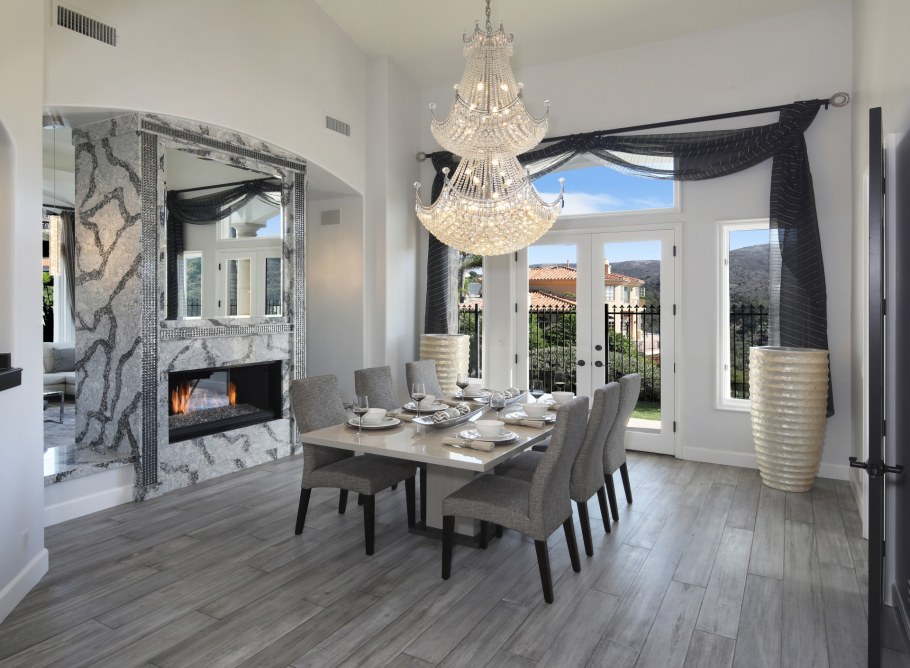 Кухня столовая с камином