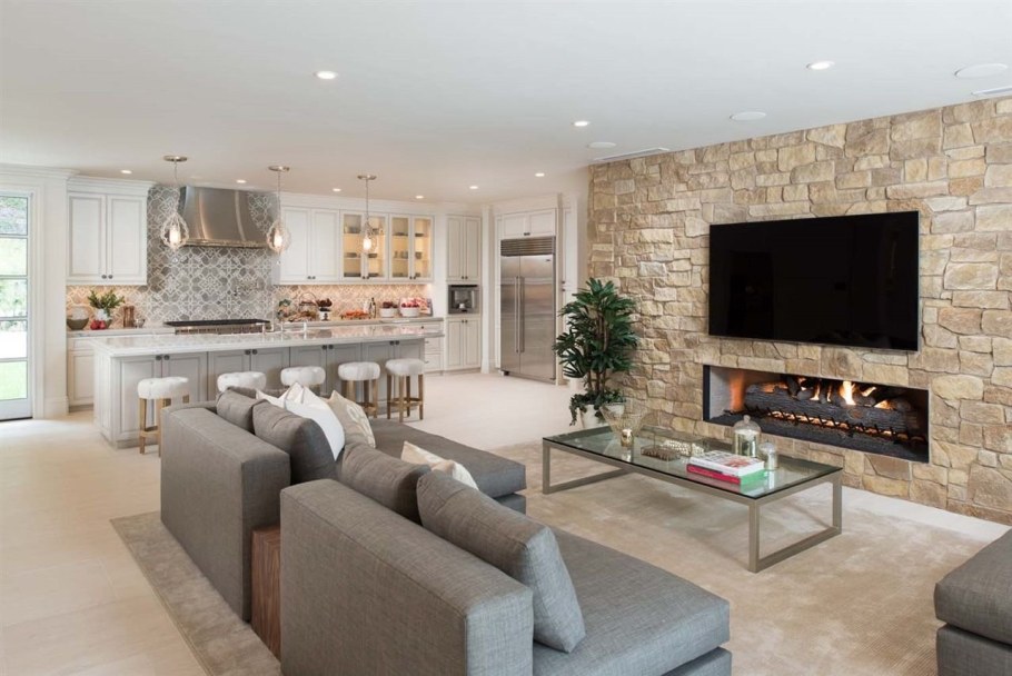 Большая кухня гостиная с камином