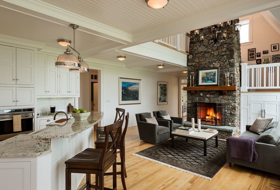 Кухня столовая с камином