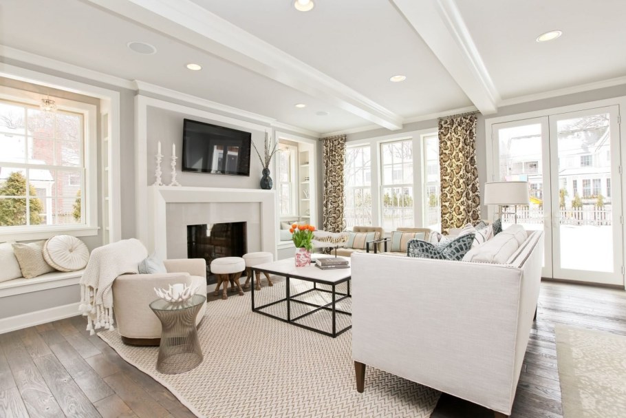 Светлая гостиная в загородном доме