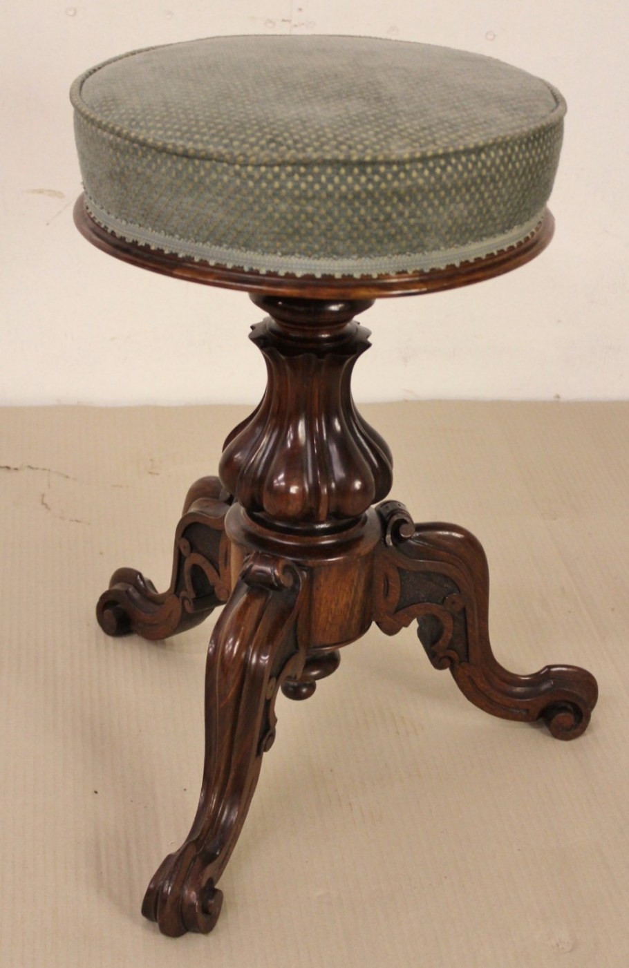 Антикварный табурет