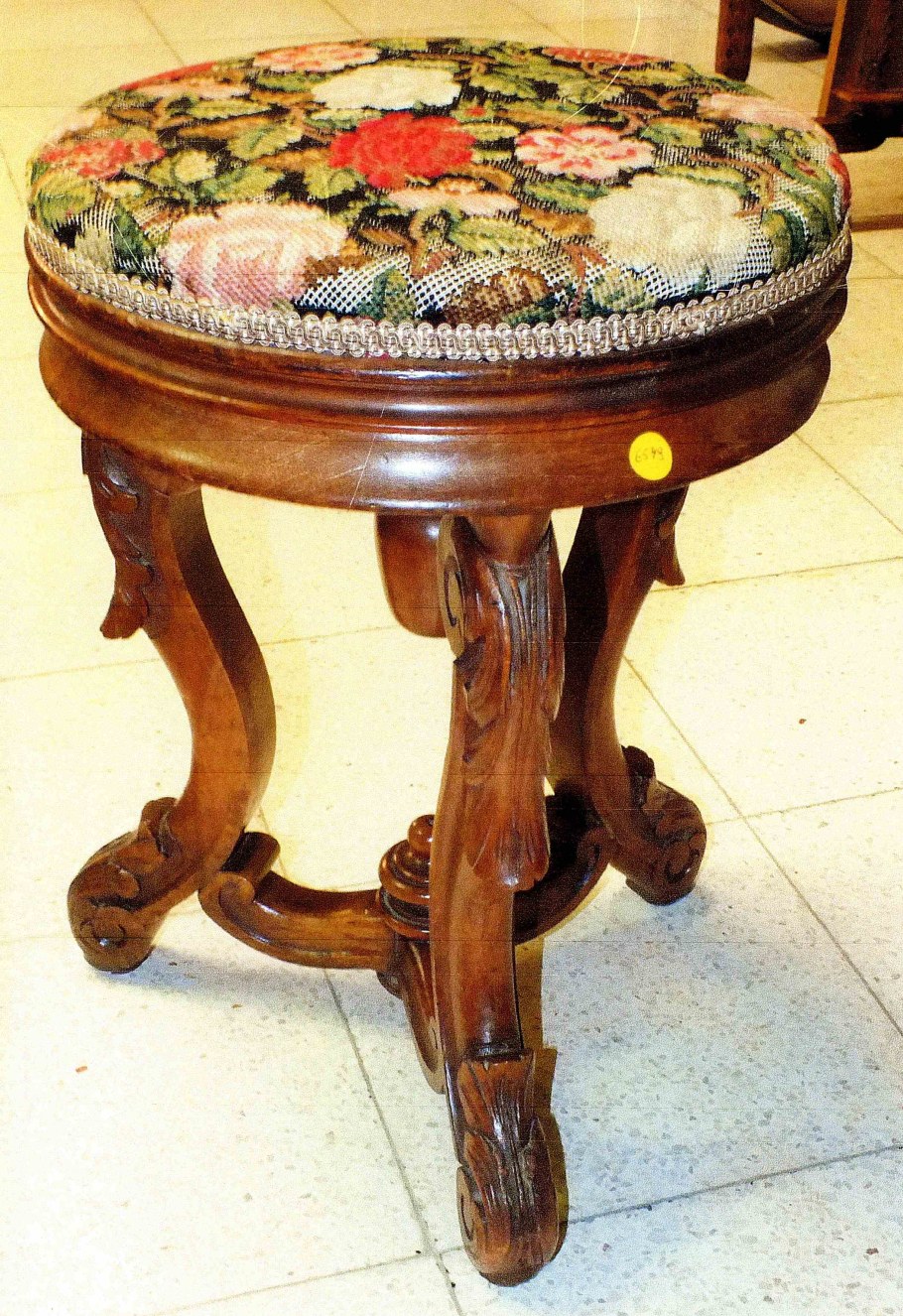 Круглая табуретка старинная