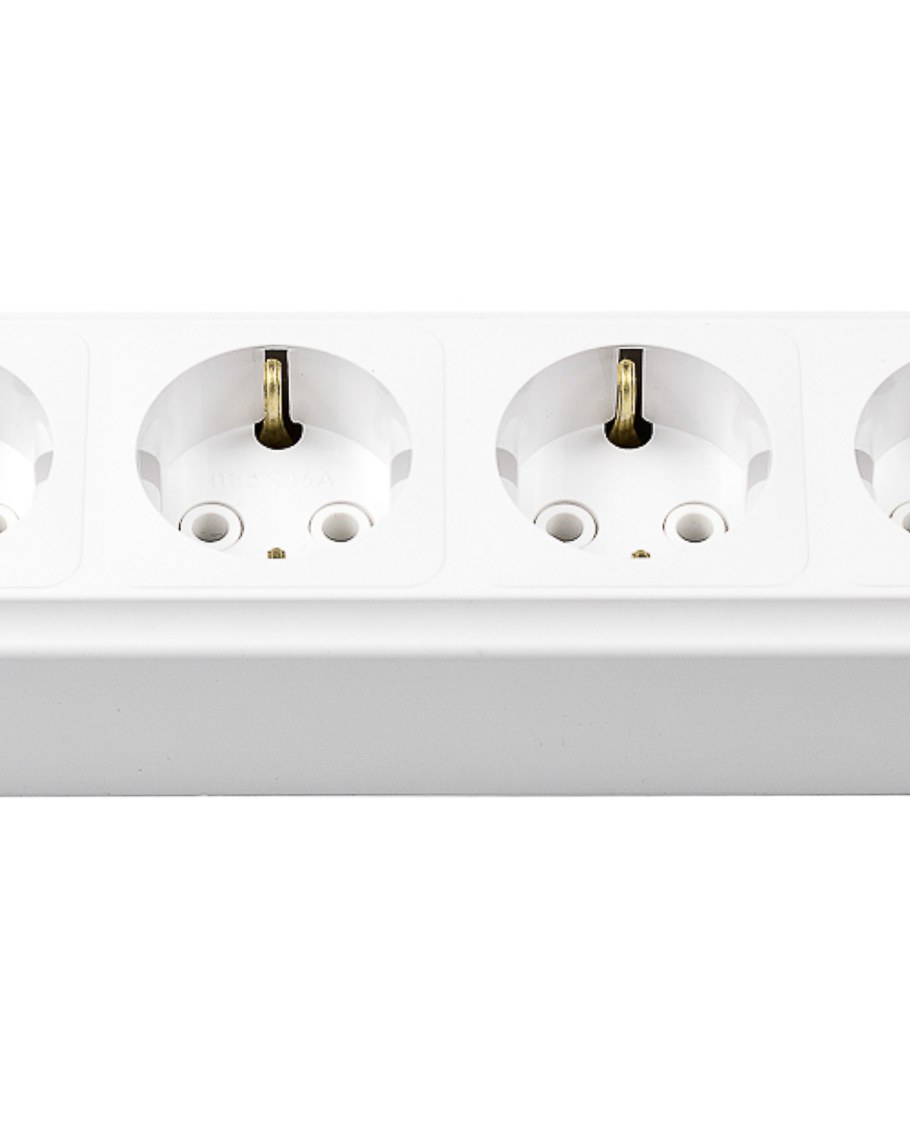 Розетка тройная накладная