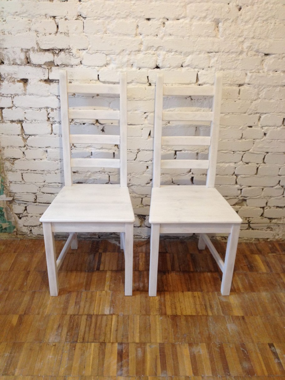 Стул белый деревянный