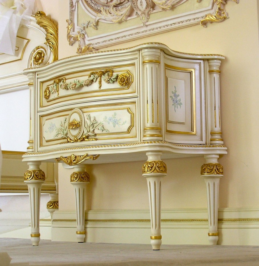 Мебель с позолотой