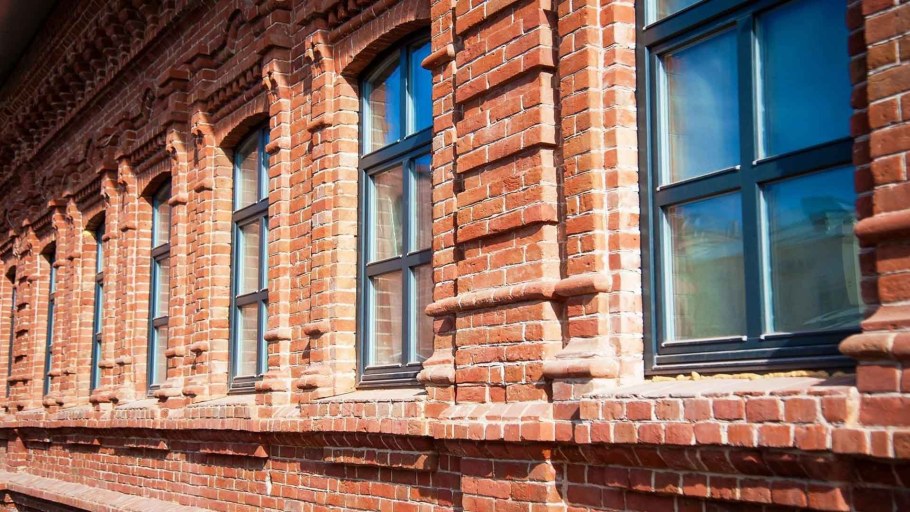 Каменные кирпичные здания в Удмуртии