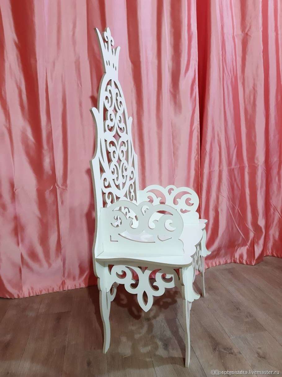 Трон из стула