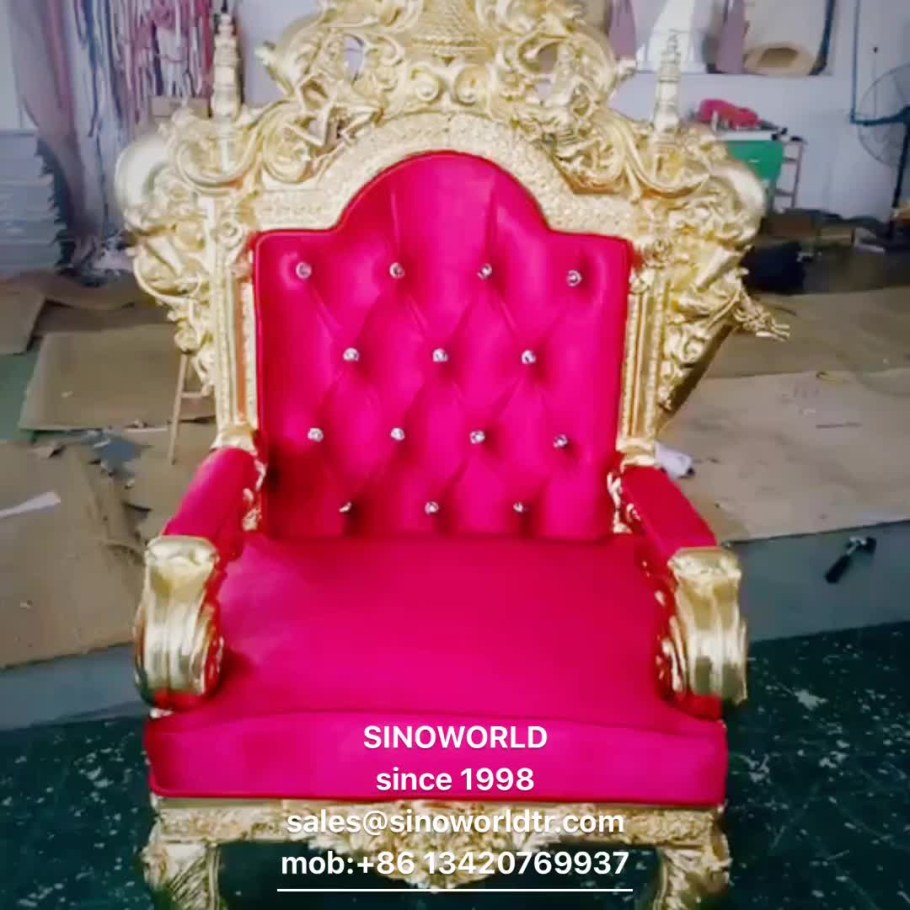 Трон из стула и блестящего утеплителя