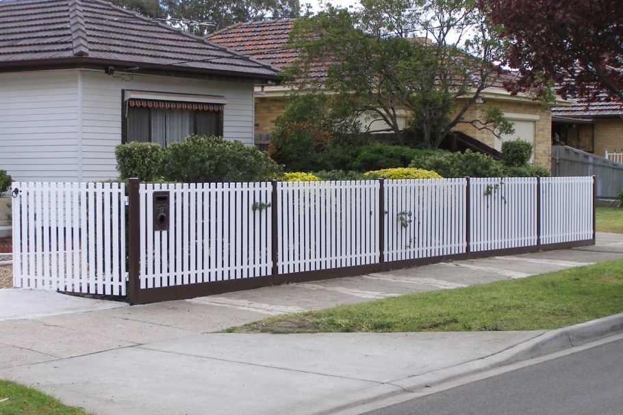 Современный белый забор