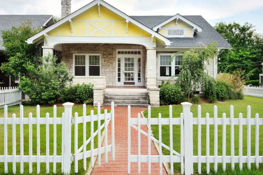 Дом с забором