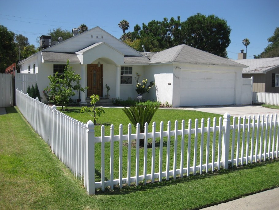 Забор белый