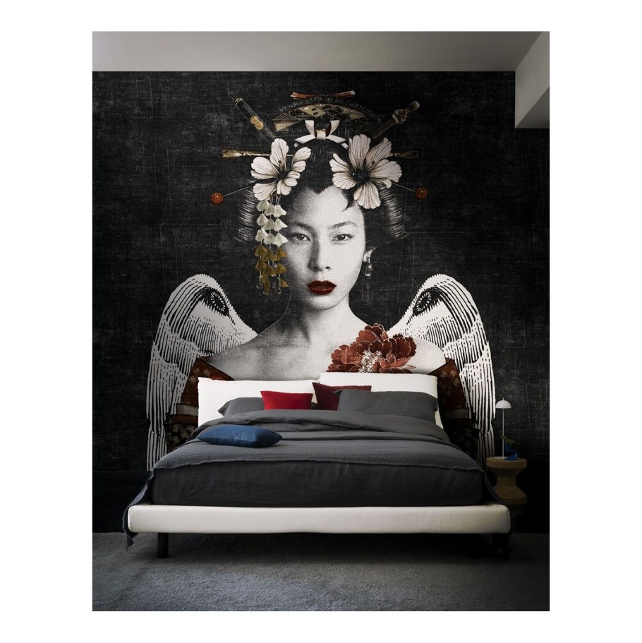 Гейша на стене