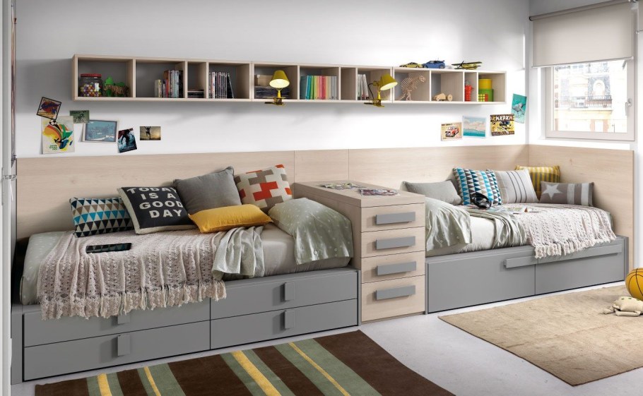 Стеллаж между детскими кроватями