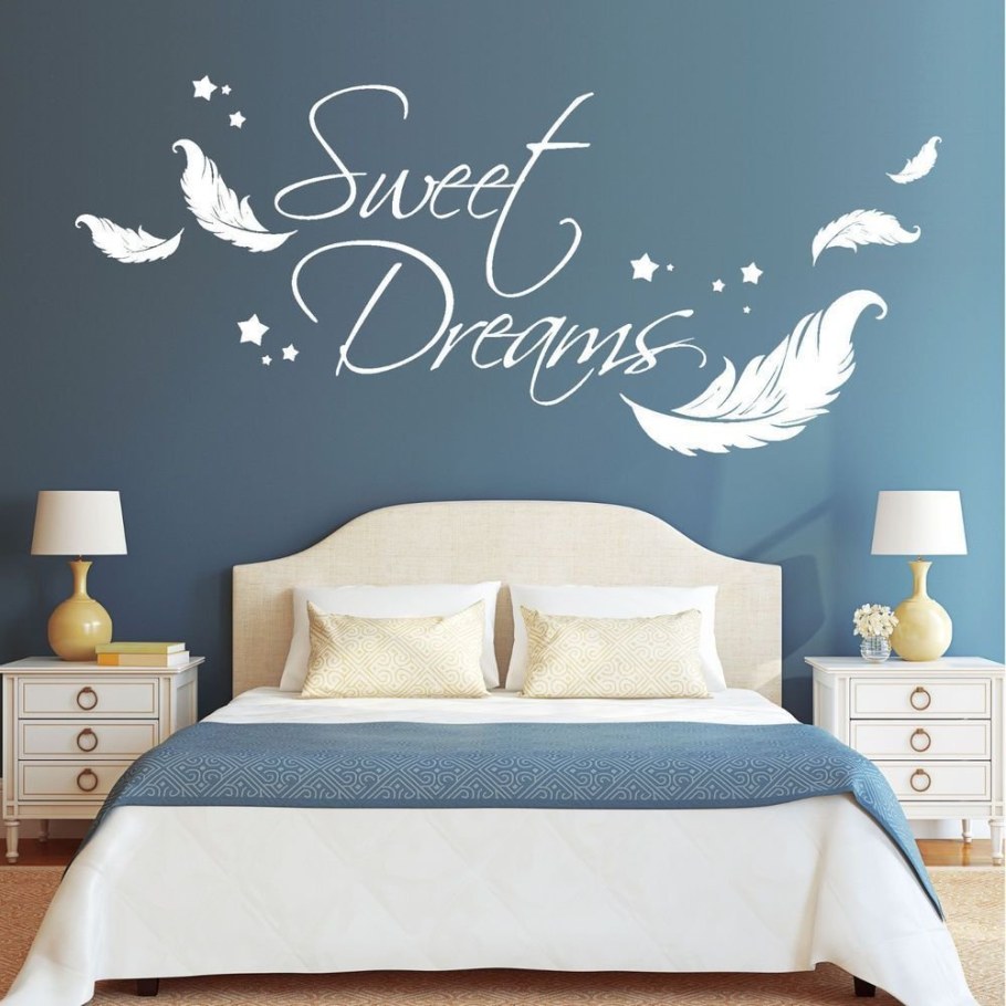 Надпись на стене в спальне