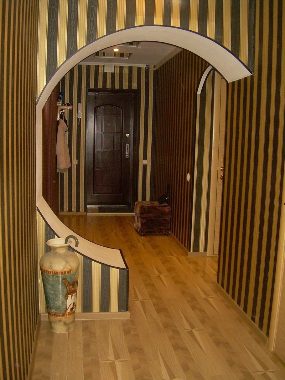 Арки разделяющие прихожую от зала комнату