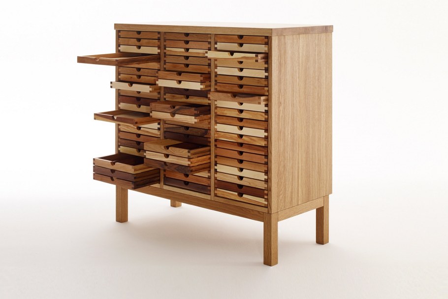 Шкаф с множеством ящичков