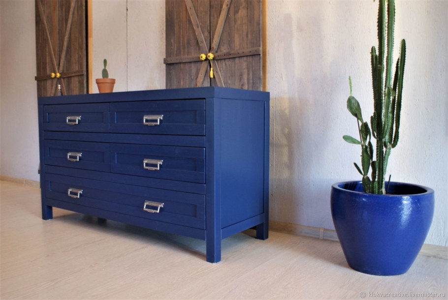 Комод темно синего цвета