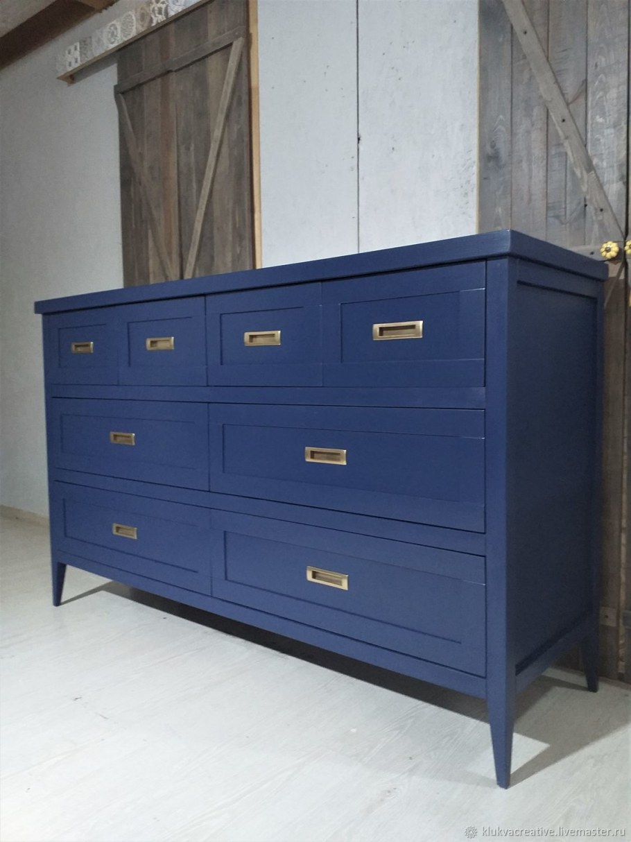 Синий деревянный комод