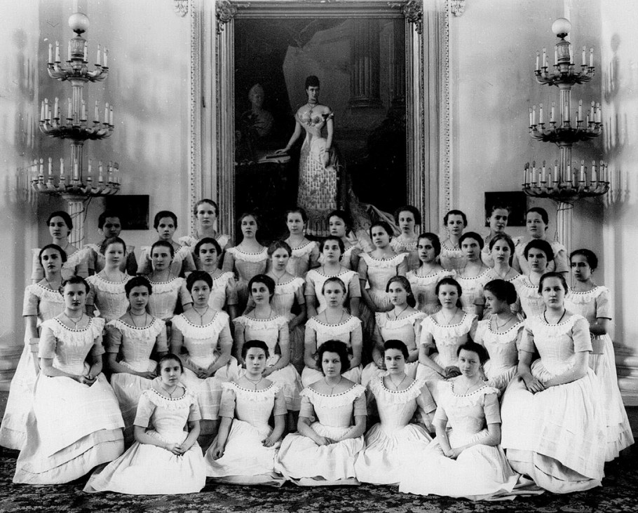 1764г.– Смольный институт благородных девиц (Бецкой).