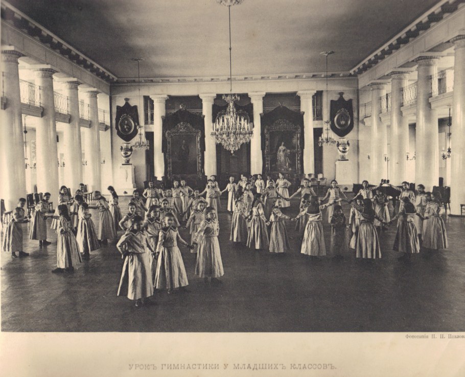 Смольный институт благородных девиц в Санкт-Петербурге форма