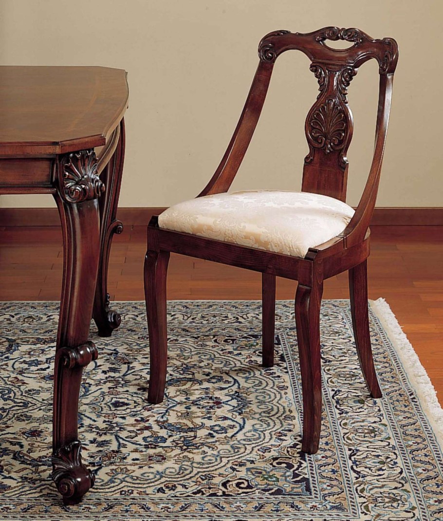 Резные стулья