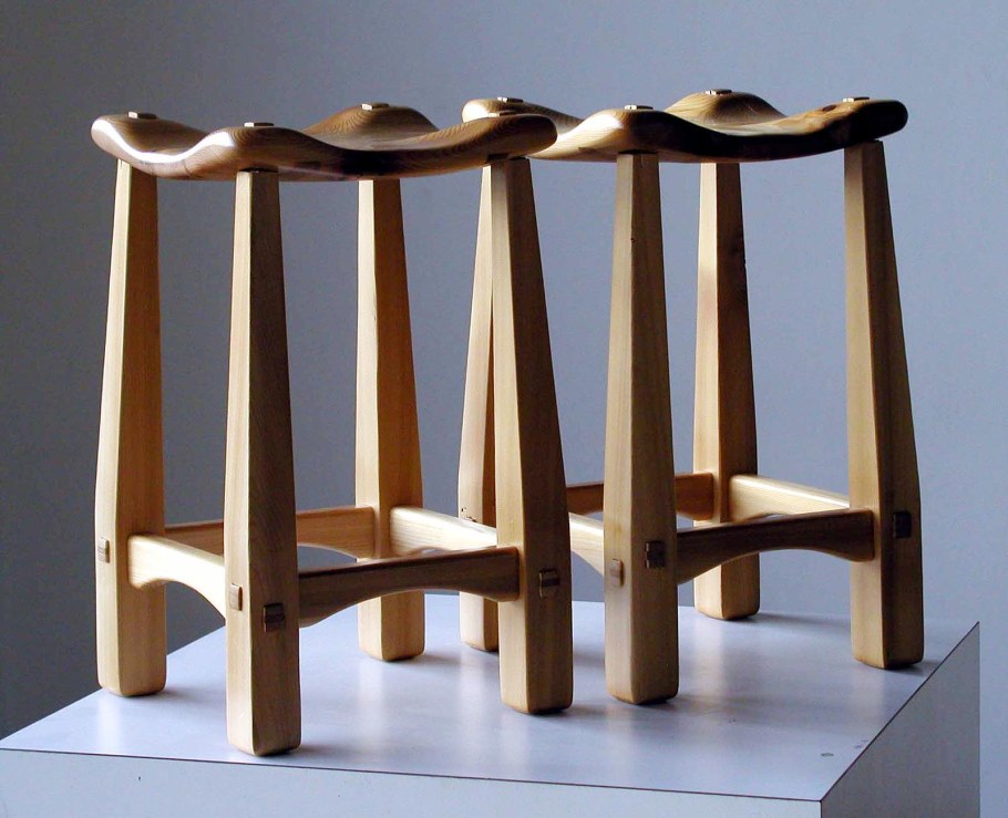 Дизайнерский табурет из дерева
