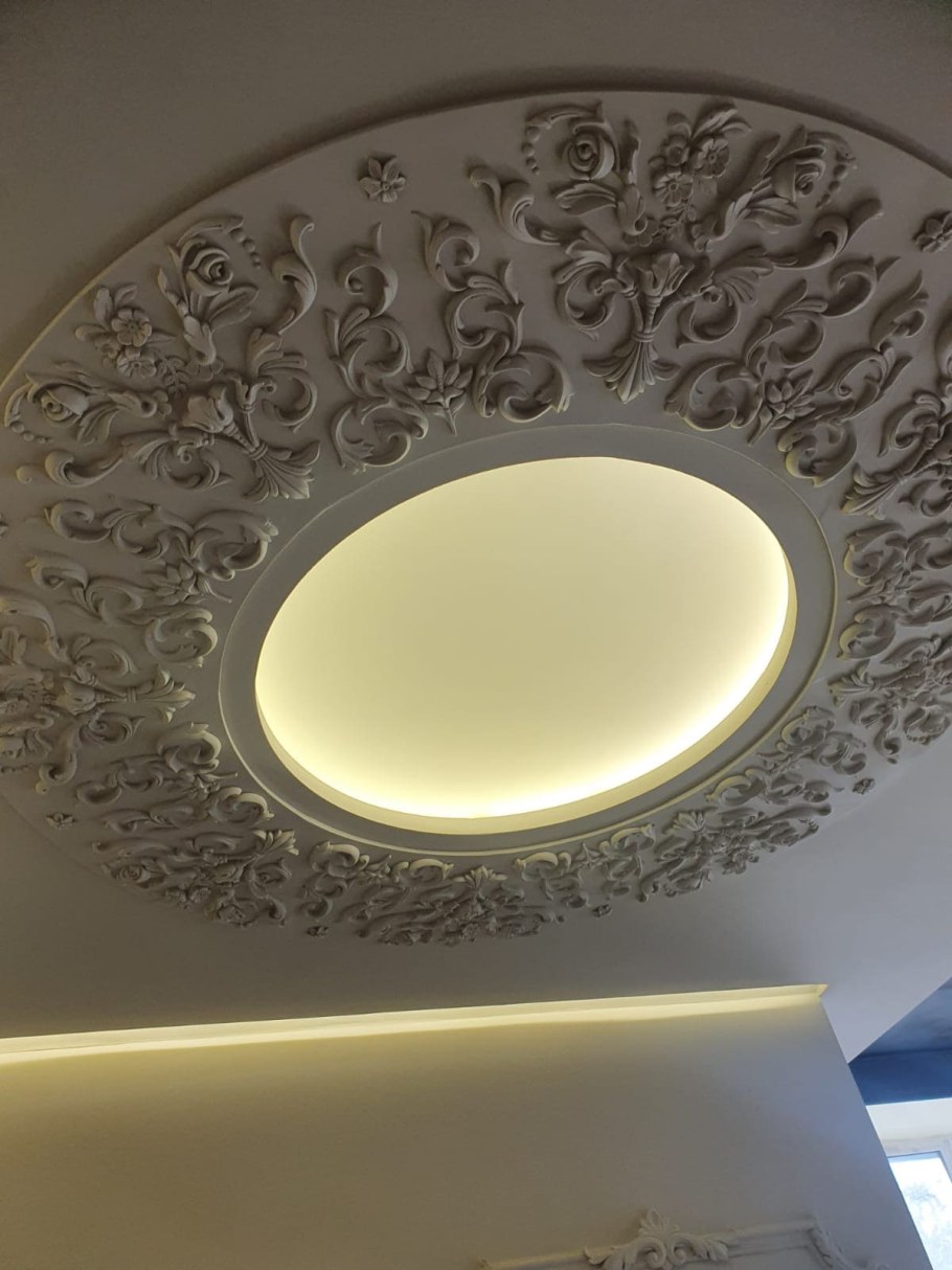 Вокруг декоративной потолочной розетки трещины