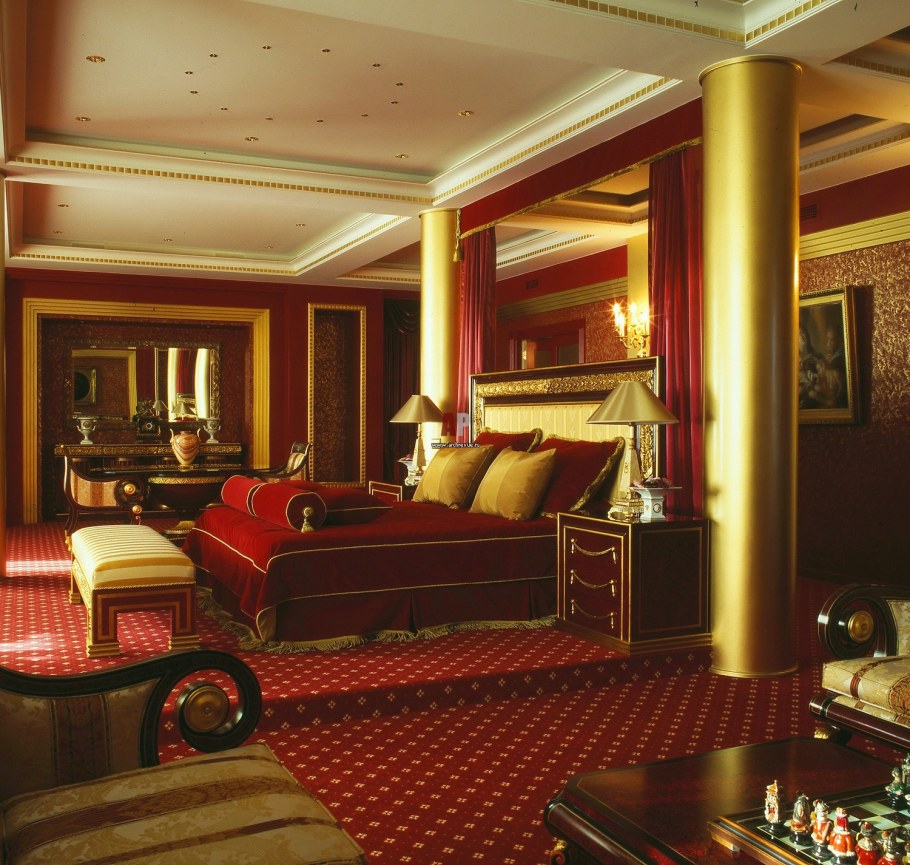 Комната в красно-золотом стиле