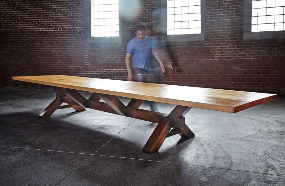 Длинный деревянный стол