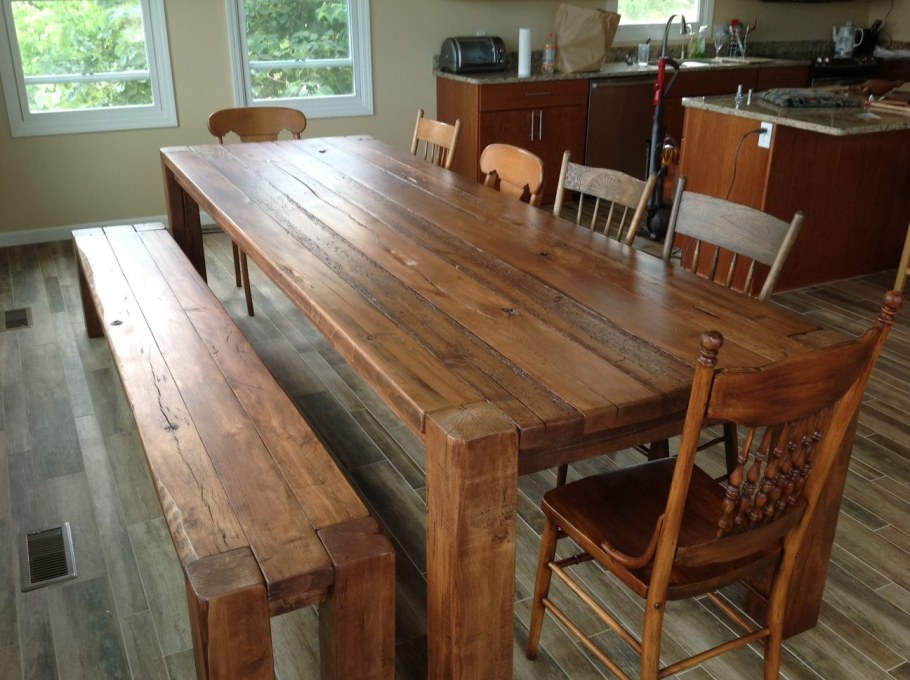 Мощный деревянный стол