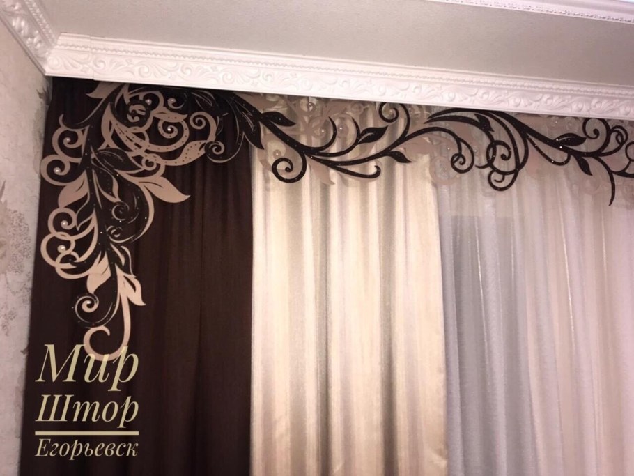Шторы на зал коричневый и молочный с ажурным ламбрекеном